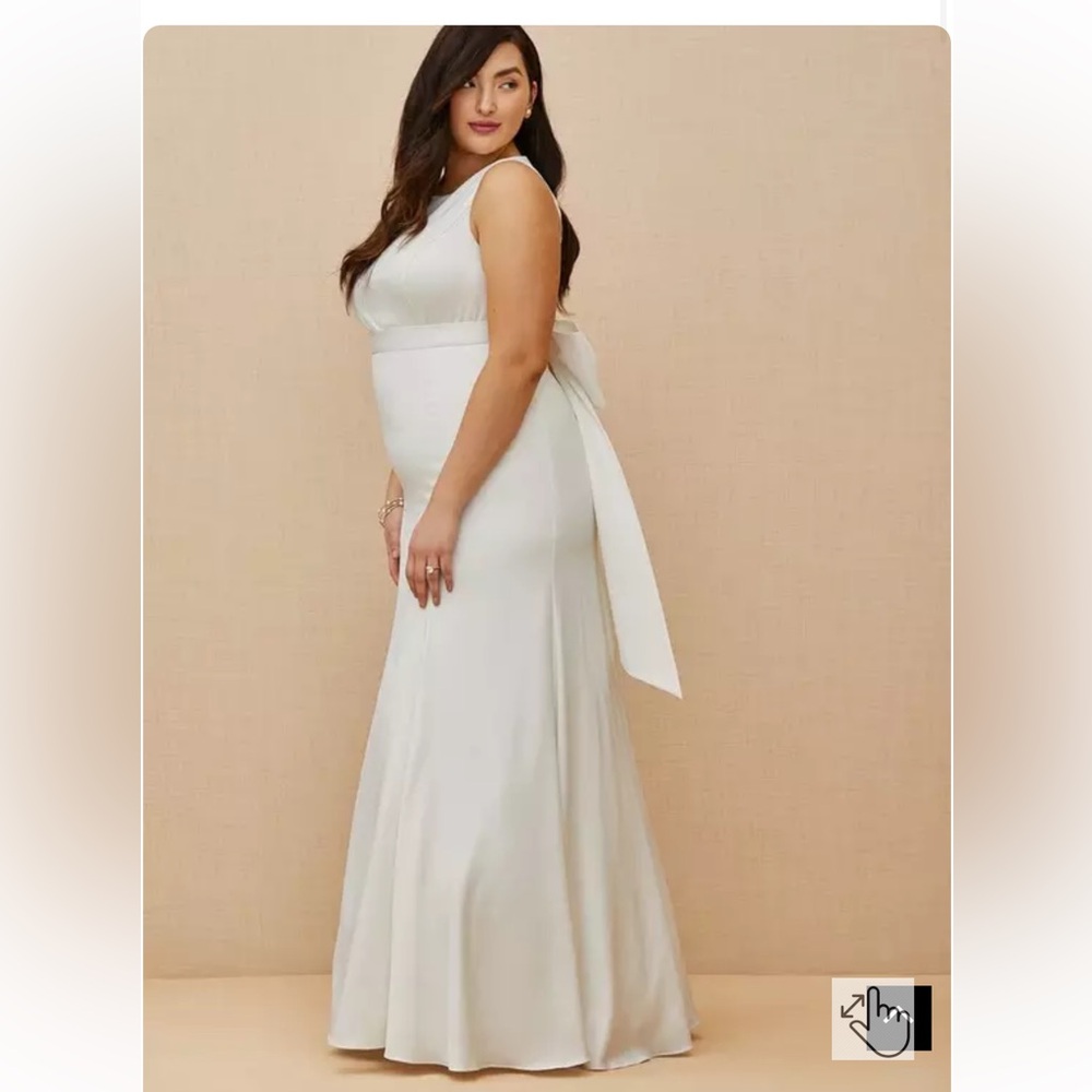 Ivory Satin Bow Back Mermaid
Wedding Dress